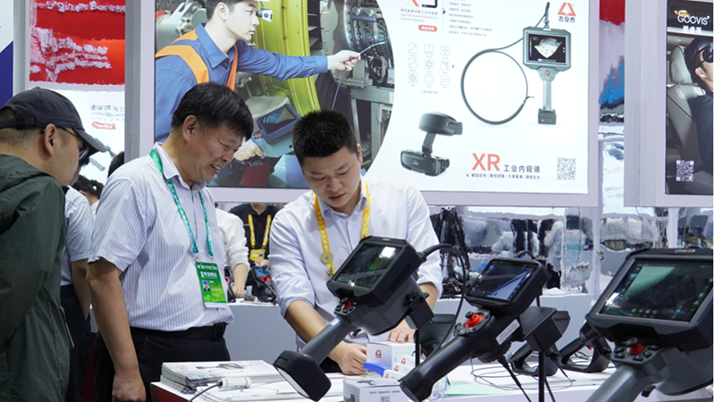 Showing COANTEC's industrial endoscopes to customers